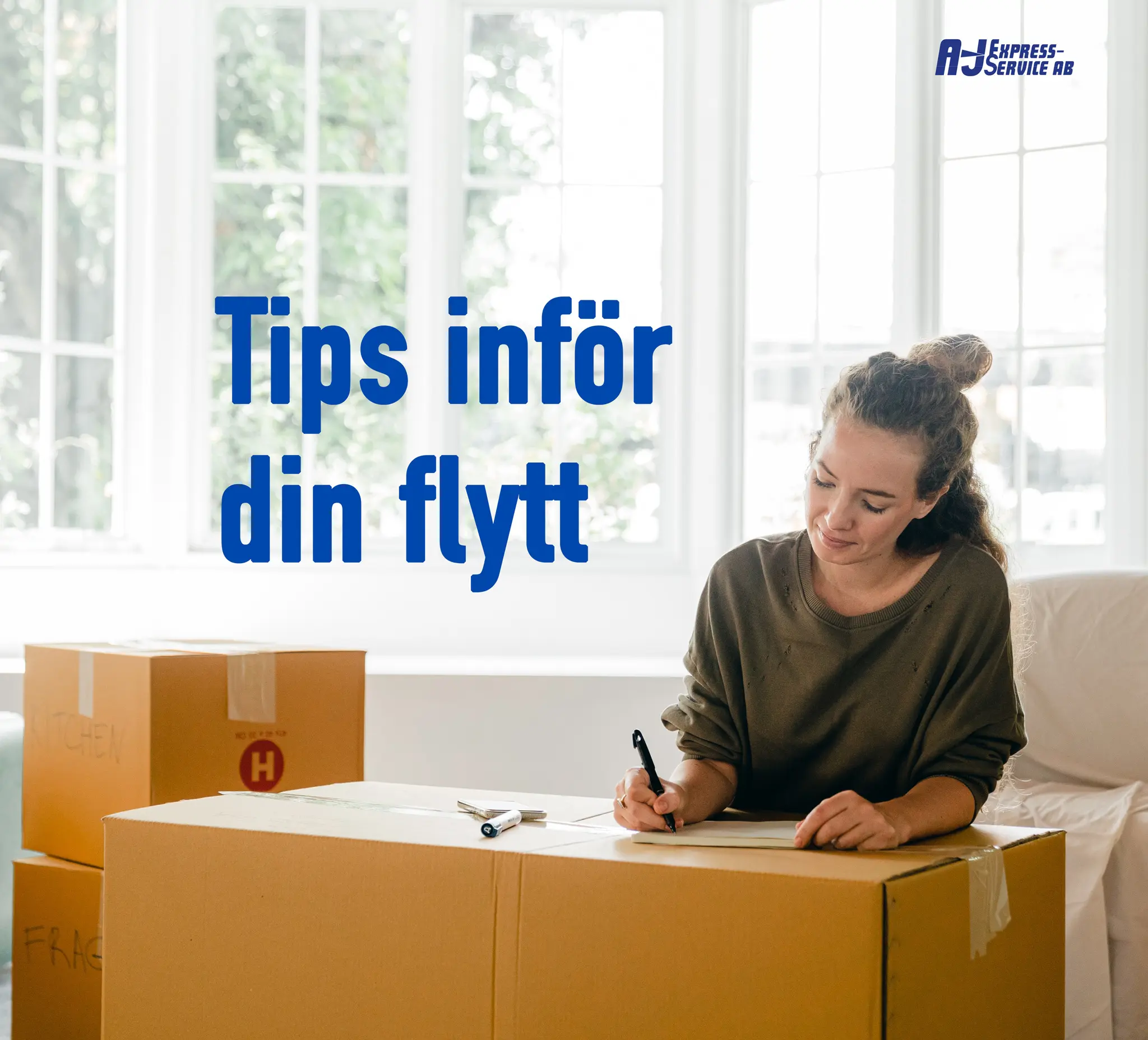 Tips inför din flytt. Tjej som skriver adressetiketter på flyttkartonger.